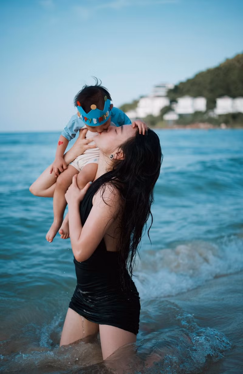 Đáng chú ý, hai nhóc tỳ Jimmy - Jenny xuất hiện vô cùng đáng yêu với biểu cảm lanh lợi, bụ bẫm. phuong-oanh-4.jpg