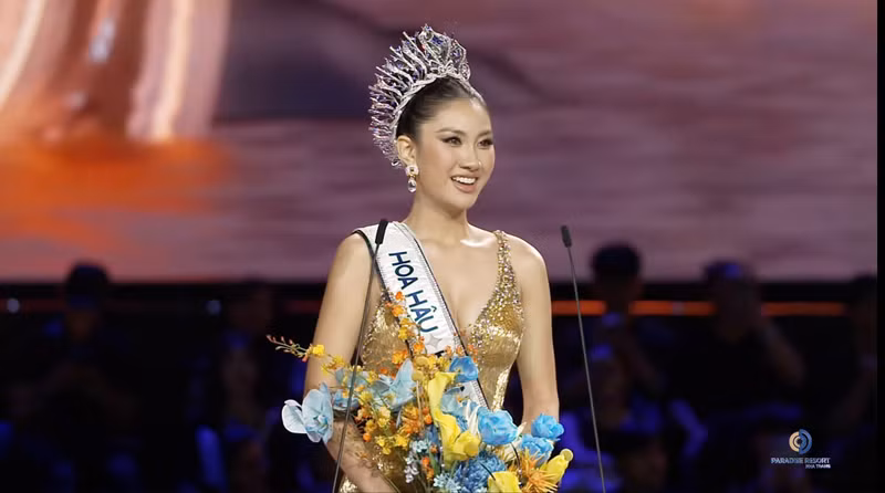 Trong loạt ảnh đời thường, Phương Linh ghi điểm bởi nhan sắc trẻ trung, năng động. Cô có niềm đam mê đặc biệt với múa cột. miss-cosmo-vietnam-07.jpg