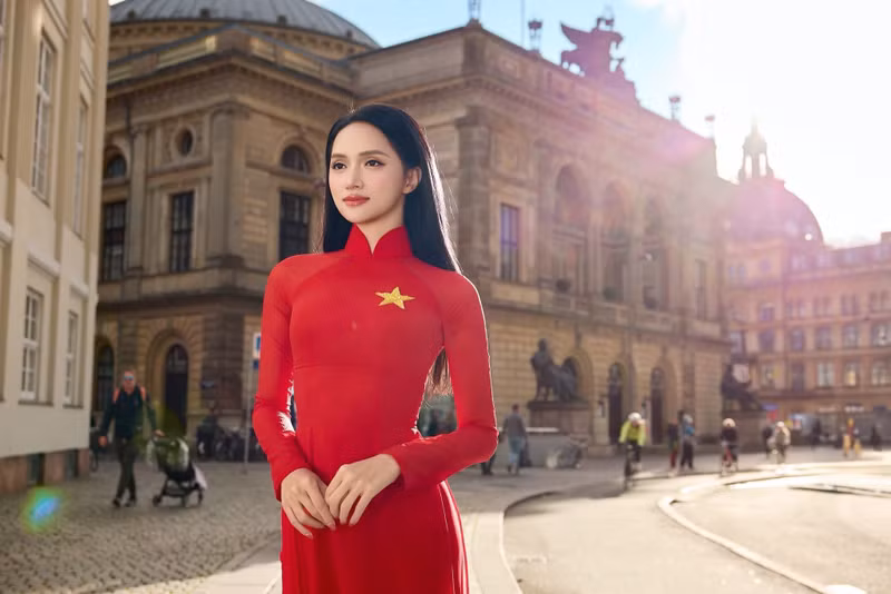 Bộ áo dài mà Hương Giang lựa chọn mang tông đỏ rực rỡ – màu sắc biểu trưng cho may mắn, sự mạnh mẽ và niềm tự hào dân tộc. huong-giang-6.jpg