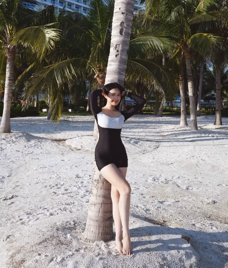 Trước đó, nàng WAG thường chuộng phong cách kín đáo hơn, với những bức ảnh từ xa hoặc chụp từ sau lưng nhằm "giấu dáng" nhẹ nhàng hậu sinh con. 67f8db64-bbfa-4555-bb78-62061527b767.jpg