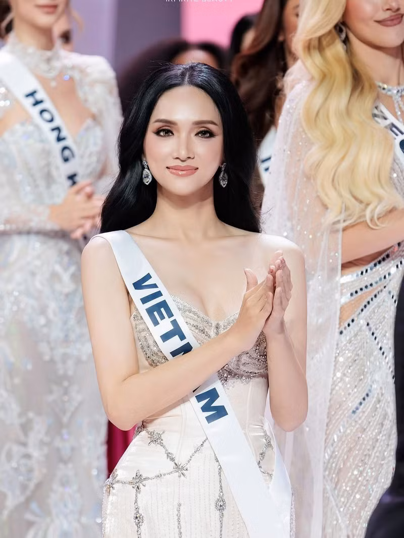 Trong buổi lễ trao sash, Hương Giang xuất hiện trong bộ đầm cúp ngực lộng lẫy, phong thái tự tin, ánh mắt rạng rỡ thu hút mọi ánh nhìn. miss-universe-vietnam-3.jpg