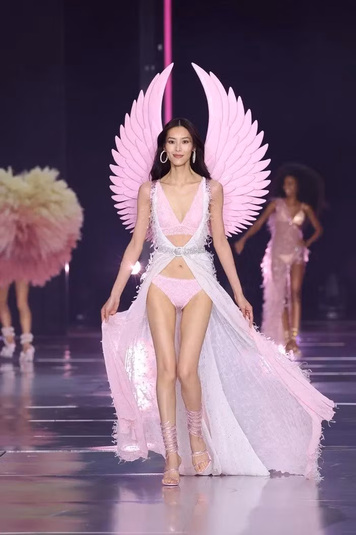 Lưu Văn – nữ người mẫu châu Á đầu tiên trình diễn cho hãng nội y Victoria's Secret (năm 2009). Cô cũng là chân dài Trung Quốc đầu tiên xuất hiện trên bìa tạp chí Vogue Mỹ. vs-011-824.jpg