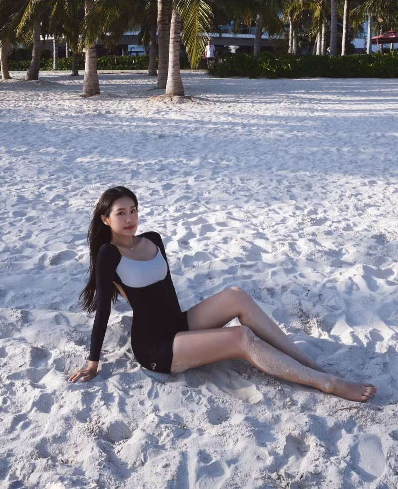 Trên trang Facebook cá nhân, Doãn Hải My đăng tải loạt ảnh diện bikini liền mảnh có màu sắc tối giản nhưng không hề nhàm chán. 7b7ee9d2-a894-49b5-aa8c-9f75a2e7b2c7.jpg