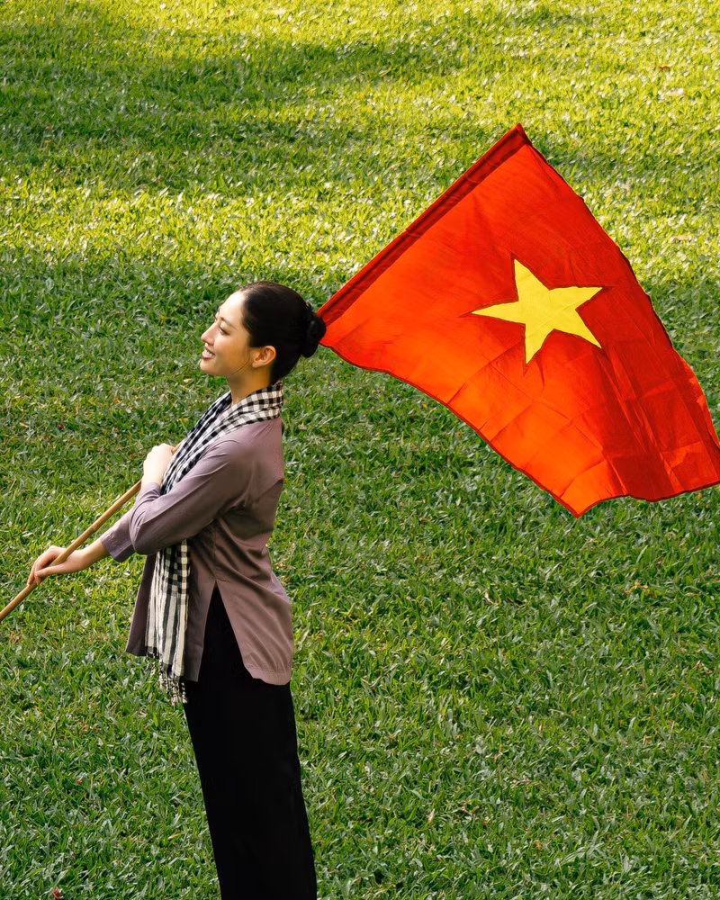 Trong bộ ảnh lần này, Lương Thùy Linh khoác lên mình chiếc áo bà ba mộc mạc – một trang phục không thể thiếu của người phụ nữ miền Nam thời chiến. and07651-copy.png