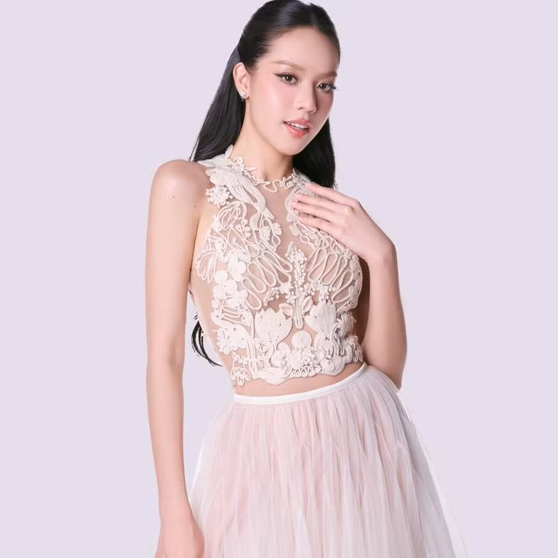 Đặc biệt, Thanh Thủy lựa chọn kiểu tóc búi cao để khoe trọn gương mặt thanh tú, xinh đẹp của mình. thanh-thuy-9.jpg