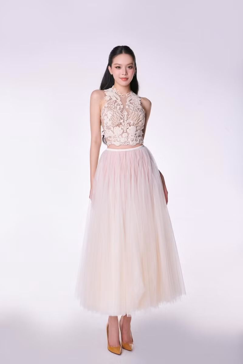 Ban giám khảo Miss International 2024 đề cao vẻ đẹp nhẹ nhàng, nữ tính nên Thanh Thủy mang tới những bộ trang phục theo phong cách này. thanh-thuy-10.jpg
