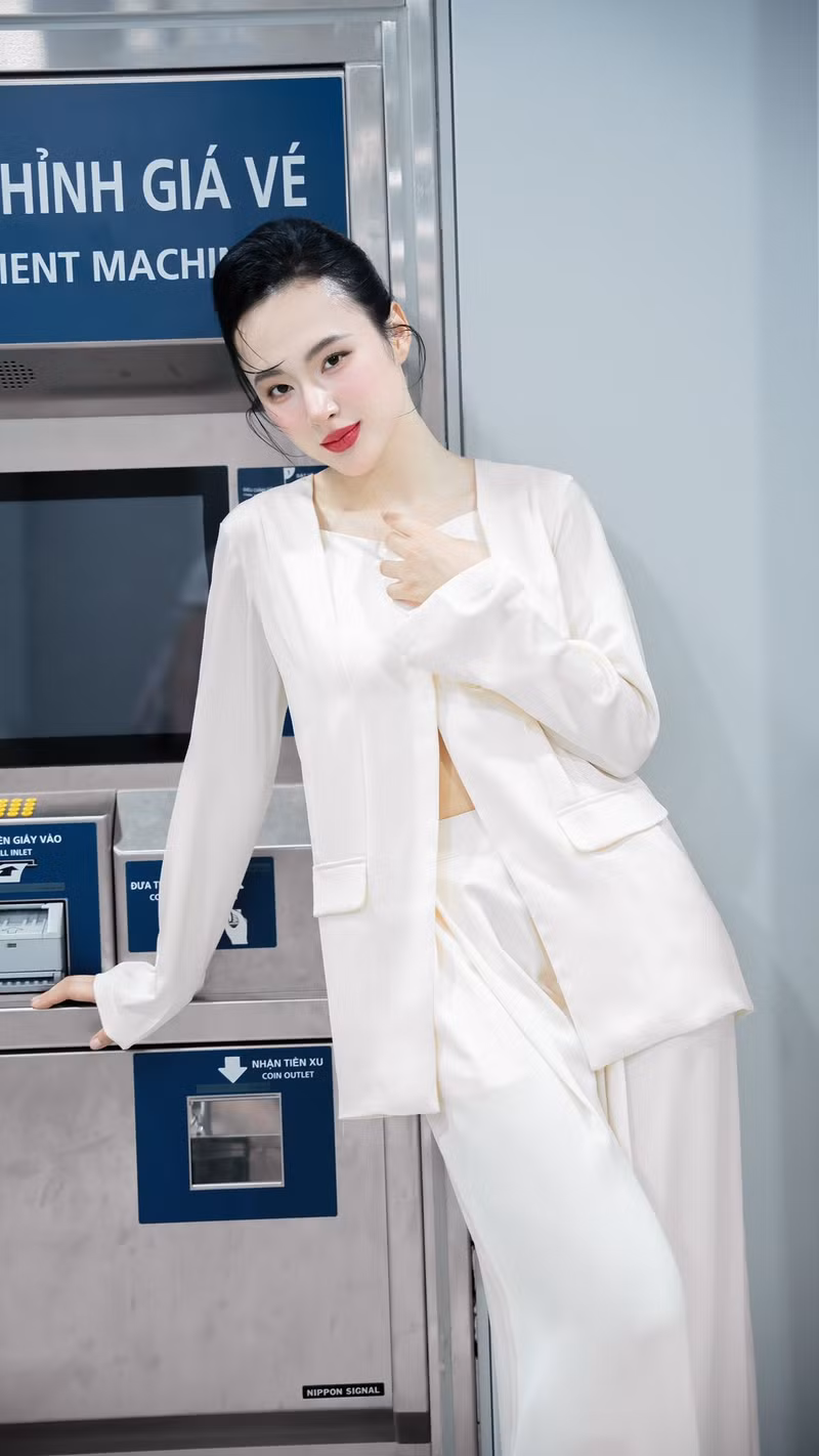Bước ra từ màn ảnh nhỏ với vẻ ngoài trong sáng, cô nhanh chóng trở thành cái tên thu hút truyền thông nhờ nhan sắc nổi bật cùng phong cách thời trang gợi cảm. angela-phuong-trinh-9.jpg
