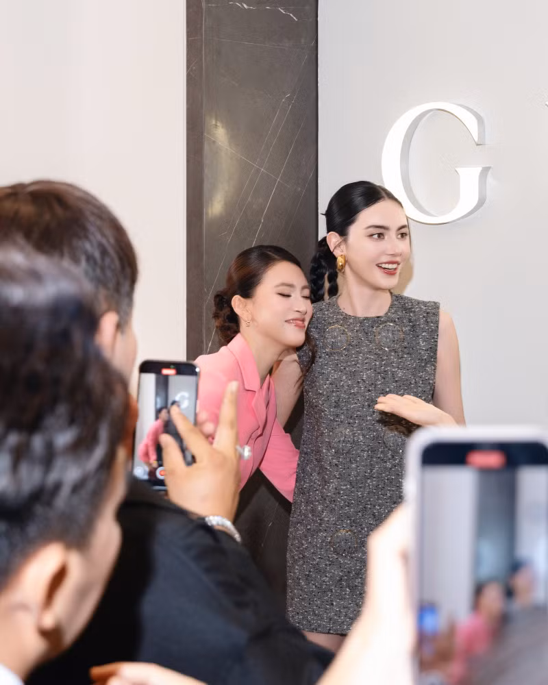 Sự kiện này đã thu hút sự chú ý của người hâm mộ hai nước, khi nhan sắc của cả hai mỹ nhân cùng xuất hiện trong một khung hình. tieu-vy-4.jpg