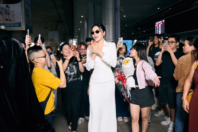 Trang phục ôm sát cũng giúp nàng hậu khoe trọn đường cong quyến rũ. ky-duyen-8.jpg
