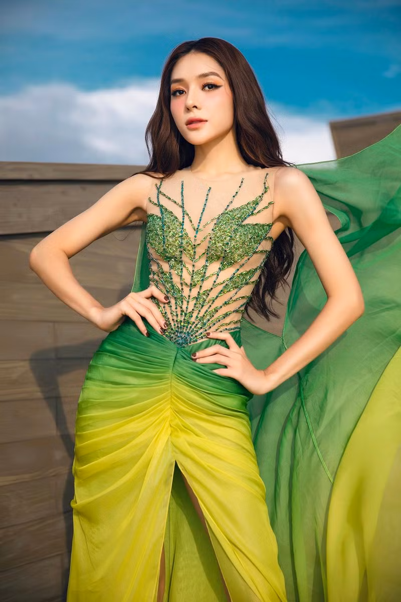Theo đó, Hoa hậu Lê Hoàng Phương, Hoa hậu Lê Nguyễn Bảo Ngọc, Hoa hậu Lương Thùy Linh, Hoa hậu Thanh Thủy, Á hậu Bùi Khánh Linh, Á hậu Hồng Hạnh… góp mặt trình diễn tại show thời trang lần này. Á hậu Hồng Hạnh.jpg