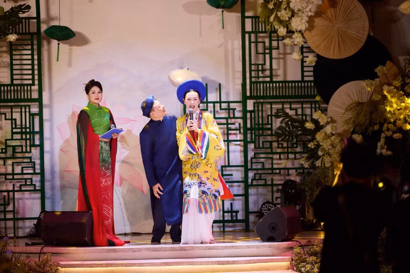 Đặc biệt, Phương Oanh còn “chơi lớn” khi quyết định đi catwalk, trình diễn áo dài lấy cảm hứng từ cố đô Huế tại bữa tiệc sinh nhật của 2 quý tử. phuong-oanh-5.jpg