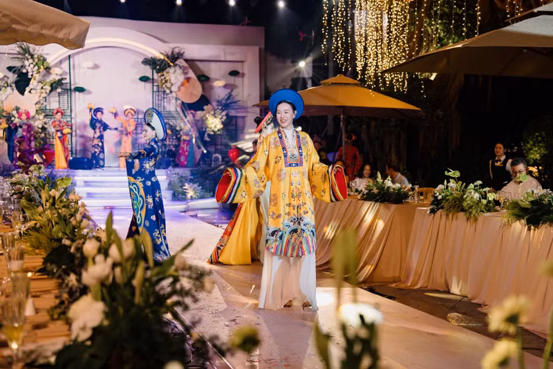 Theo nữ diễn viên tiết lộ, cô xuất hiện trong màn catwalk này vì chiều theo ý muốn của ông xã. phuong-oanh-1.jpg