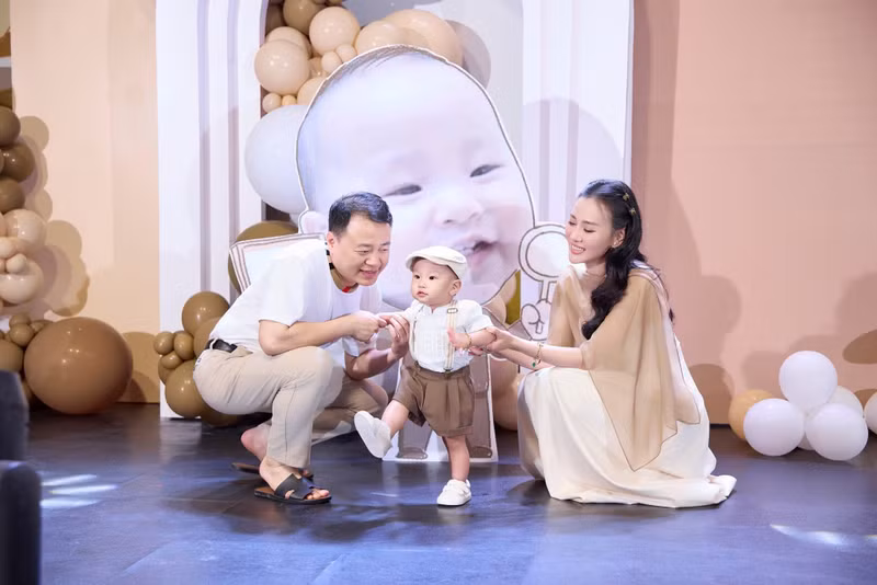 Theo tiết lộ, 2 nhóc tỳ đáng yêu nhà Phương Oanh có tên thật là Nhật Khang, Nhật Hạ. phuong-oanh-12.jpg