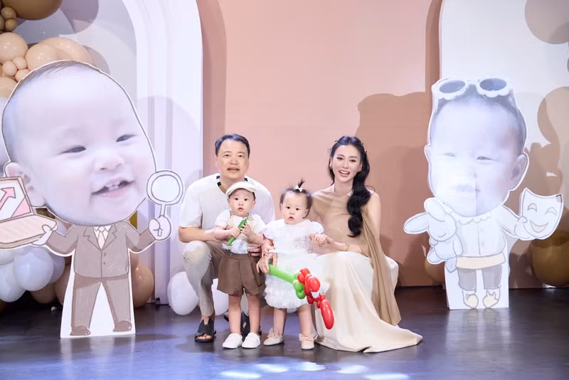 Trên trang cá nhân, nữ diễn viên Phương Oanh mới đây đã đăng tải loạt hình ảnh trong bữa tiệc sinh nhật của cặp sinh đôi. phuong-oanh-11.jpg