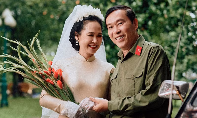 Bốn thập kỷ bên nhau không ồn ào thị phi, cũng chẳng phô trương hào nhoáng, cuộc sống của vợ chồng NSND Lan Hương – NSƯT Đỗ Kỷ là biểu tượng của sự bền chặt, tôn trọng và yêu thương. nsnd-lan-huong-2.jpg