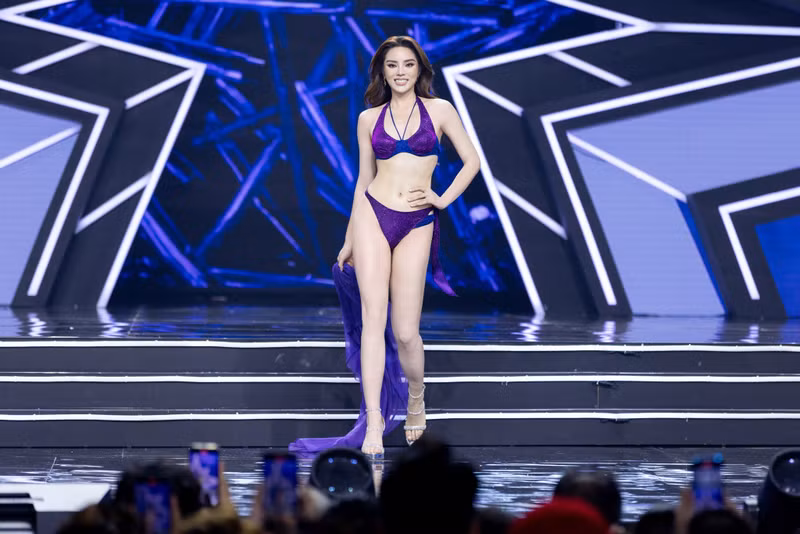 Mới đây, cô nàng sinh năm 1996 có màn trình diễn bikini nổi bật với thần thái rạng rỡ, khí chất tự tin. kỳ duyên 2.jpg