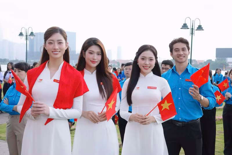 Trong trang phục áo dài trắng tinh khôi, khoác thêm chiếc khăn quàng in hình quốc kỳ đỏ thắm,các nàng hậu toát lên niềm tự hào, sự trang nghiêm và tình yêu nước mãnh liệt. img-1772.jpg