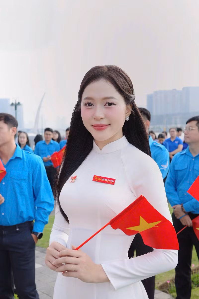 Cũng cùng diện trang phục áo dài trắng, Hoa hậu Kiều Duy mang huy hiệu “Tổ quốc tôi yêu” cùng biểu tượng nhằm kỷ niệm dịp lễ lớn Quốc khánh 2/9/1945 - 2/9/2025. img-1773.jpg