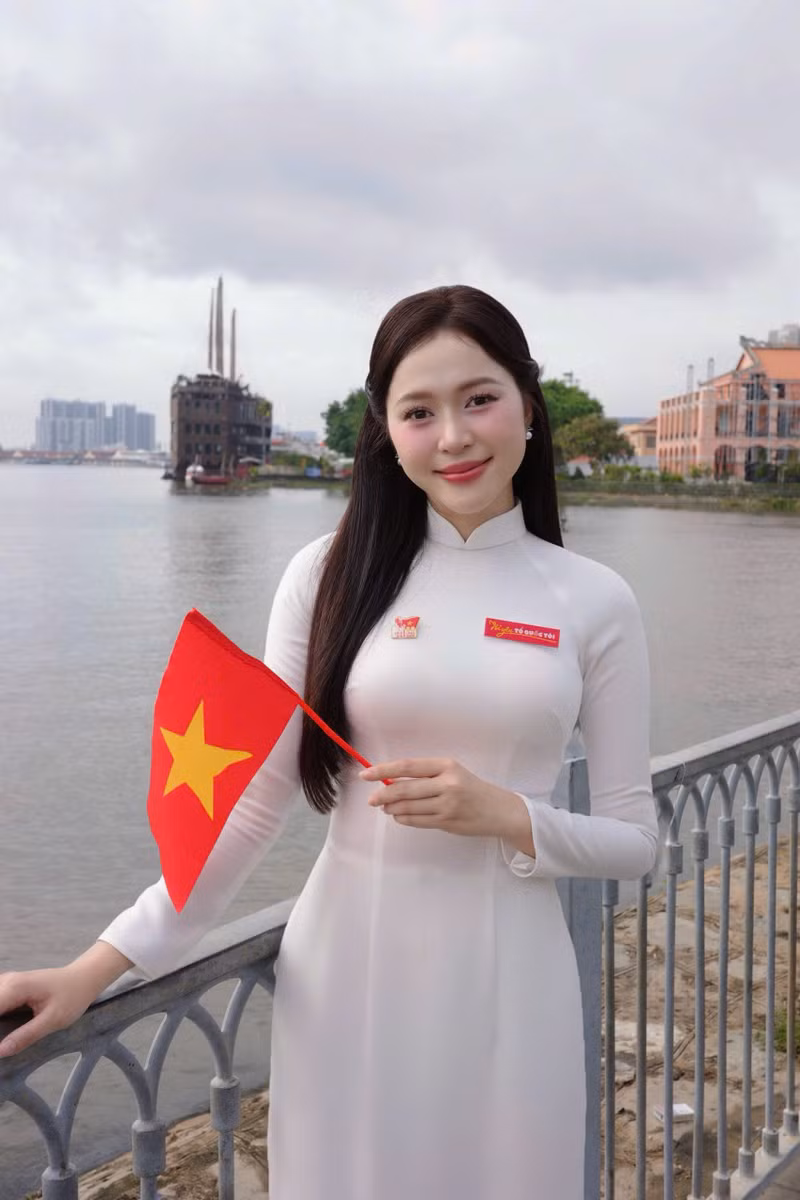 Cô mang đến hình ảnh giản dị nhưng dịu dàng của người con gái Việt Nam. Song vẫn toát lên sự gần gũi, hưởng ứng nhiệt liệt những ca khúc đồng ca cùng các thanh niên cùng tham gia buổi lễ. img-1776.jpg