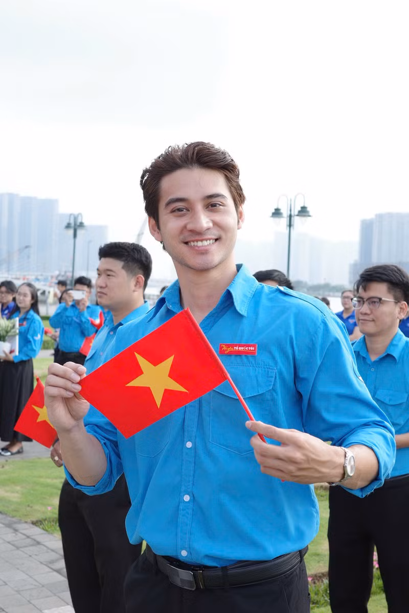 Nam vương Tuấn Ngọc chọn diện trang phục đoàn thanh niên, nghiêm trang lắng nghe và cảm nhận sâu sắc những phát biểu, những góc nhìn của người trẻ trước sự đổi thay của đất nước. img-1784.jpg