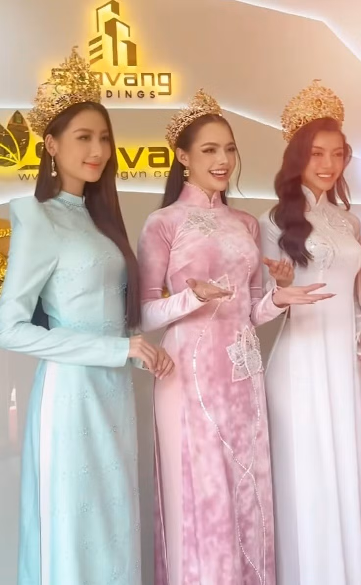 Mới đây, Hoa hậu Quế Anh gây chú ý khi lộ diện với nhan sắc khác lạ khi đọ sắc cùng Miss Grand Myanmar 2024 và Á hậu 1 Miss Grand Lao 2023. quế anh 14.jpg