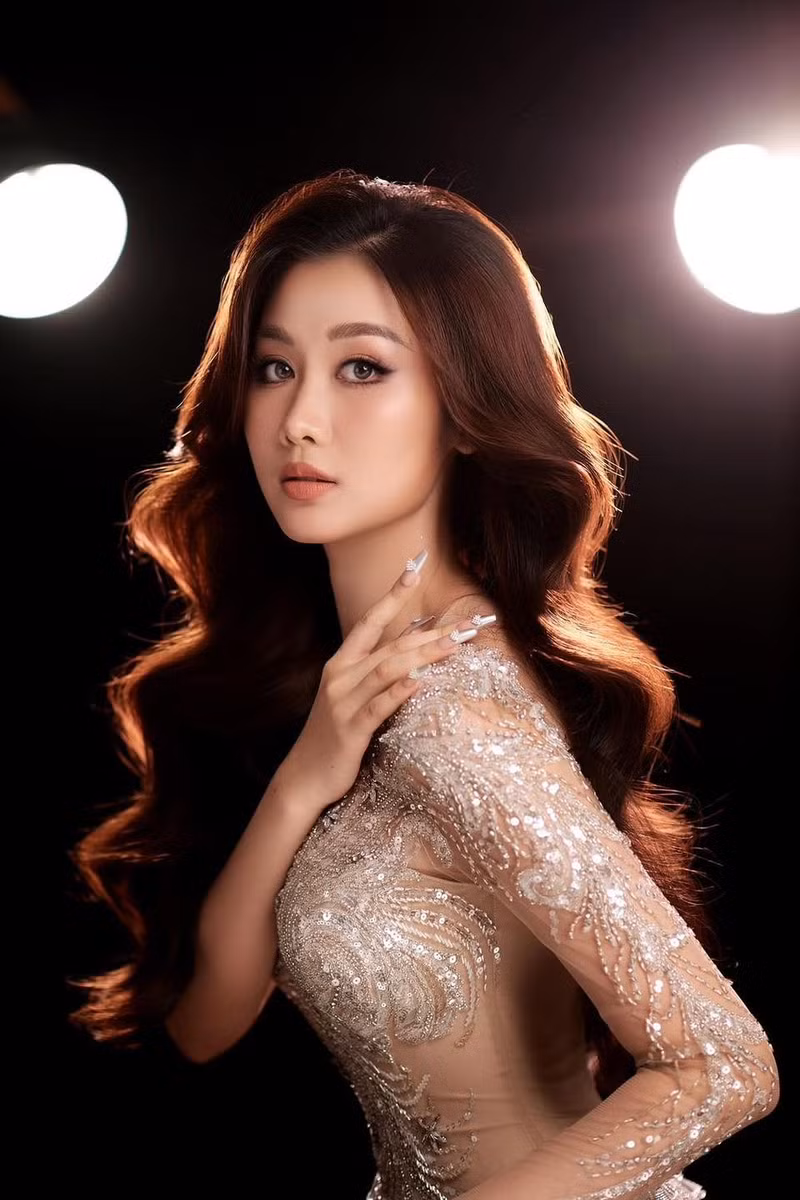 Khi so sánh với những hình ảnh trước khi đăng quang của Quế Anh có thể nhận ra chiếc mũi của cô có sự thay đổi rõ rệt. quế anh 10.jpg