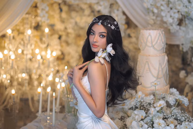 Khung cảnh xung quanh được trang trí đầy nến và hoa tươi vô cùng bắt mắt. kieu-loan-3.jpg