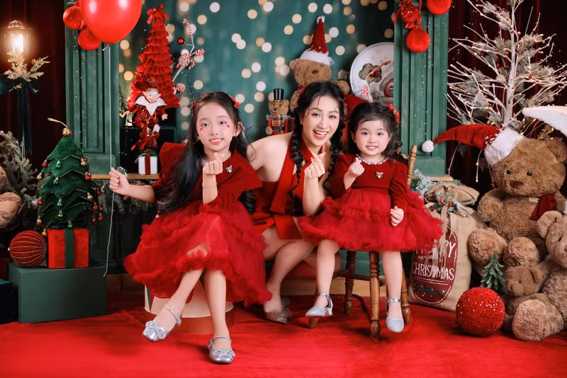 Giáng sinh không chỉ là dịp lễ hội rực rỡ ánh đèn hay những món quà lấp lánh, mà còn là thời khắc để mỗi người chậm lại, trân trọng những khoảnh khắc bên gia đình. khanh-thi-10.jpg