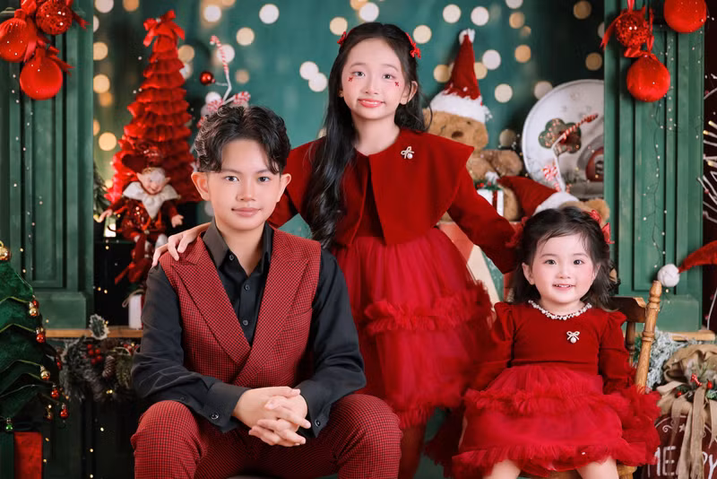 Cặp đôi hy vọng rằng mùa Giáng sinh năm nay sẽ mang đến sự bình an, niềm vui và khởi đầu một năm mới thật trọn vẹn cho mọi người, đặc biệt là các gia đình nhỏ. khanh-thi-5.jpg