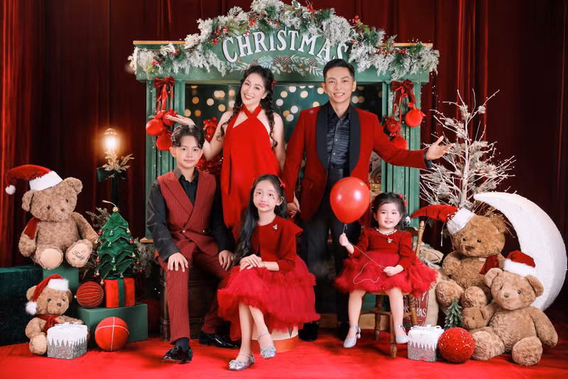 Khánh Thi – Phan Hiển từ lâu không chỉ được biết đến là cặp đôi vàng của làng dancesport Việt Nam với bảng thành tích ấn tượng, mà còn là hình mẫu gia đình hạnh phúc được đông đảo công chúng yêu mến. khanh-thi-7.jpg