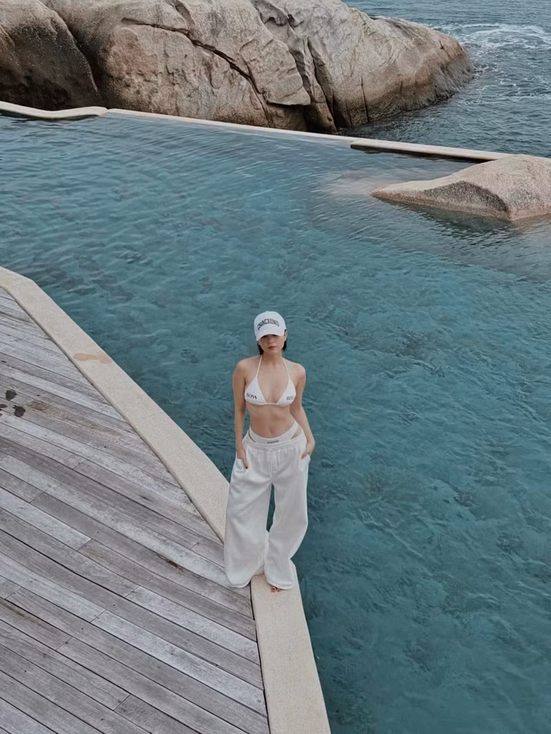 Theo đó, trong chuyến du lịch biển ngắn ngày, Ngọc Trinh đã "trưng dụng" mẫu bikini màu trắng kết hợp cùng quần thể thao dáng rộng. ngoc-trinh-1.jpg