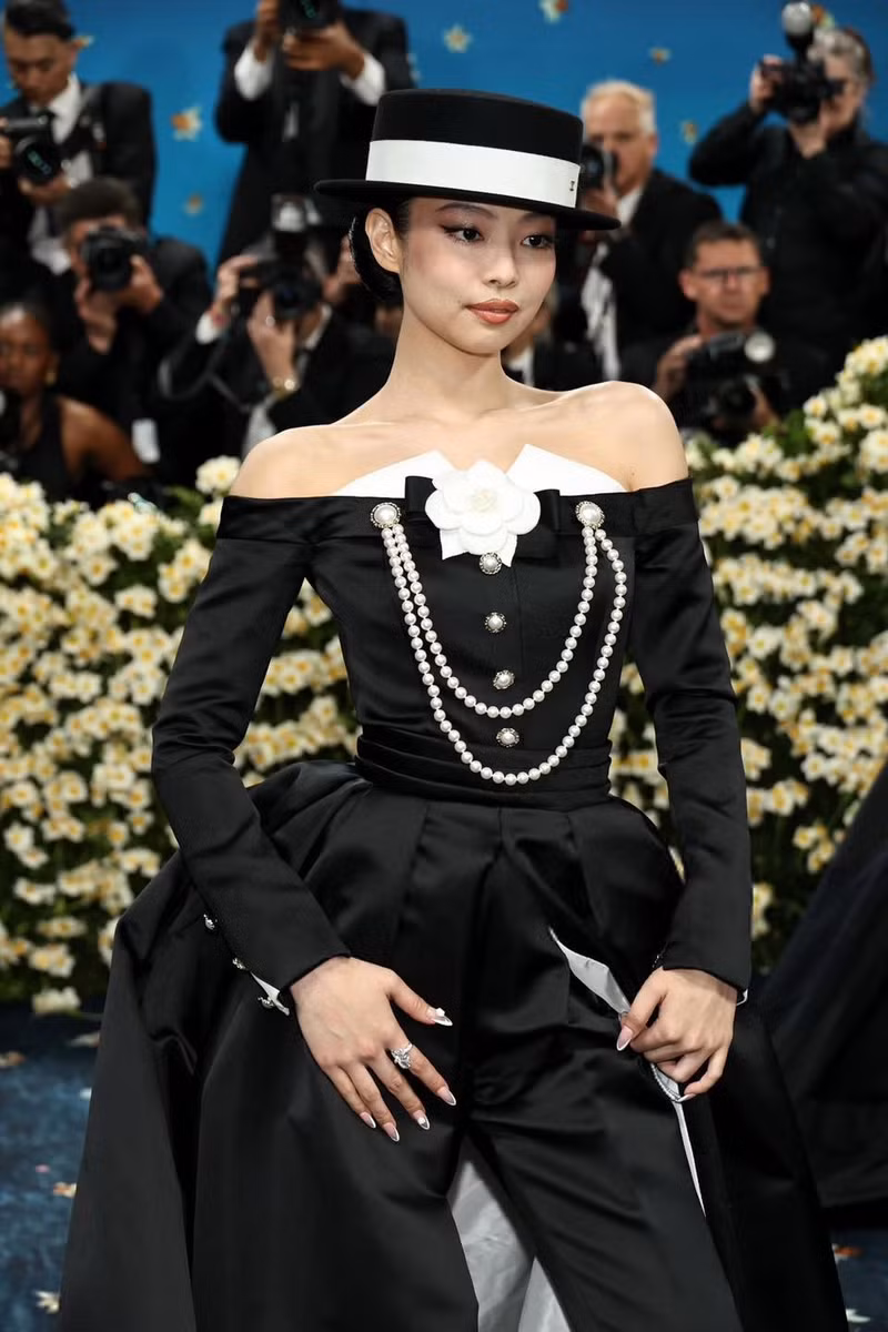 Jennie gây ấn tượng với diện mạo mang phong cách cổ điển, quý tộc. Kiểu tóc búi cao giúp “thánh sống Chanel” hoàn thiện tạo hình ấn tượng. met-gala-7.jpg
