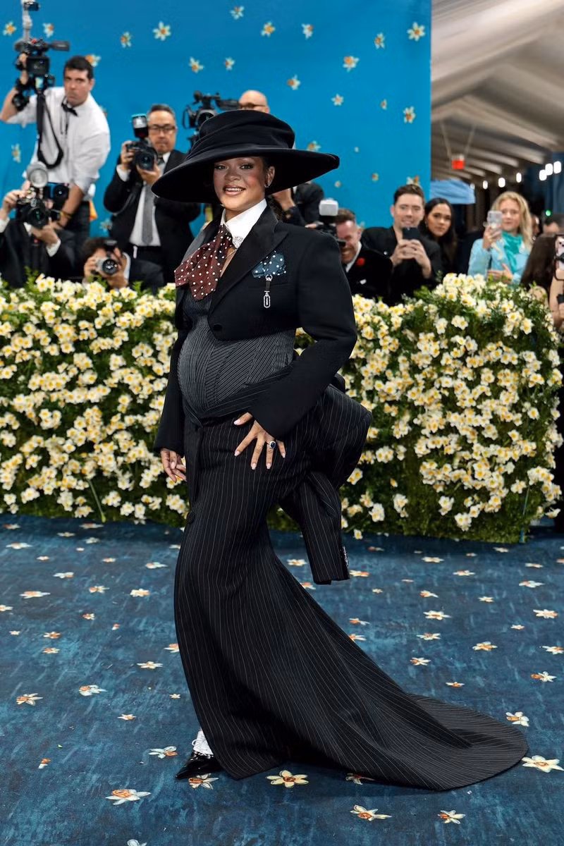 Rihanna gây chú ý khi công khai khoe bụng bầu lần thứ 3 tại thảm đỏ Met Gala 2025. Ngôi sao đình đám diện set đồ được thiết kế riêng với phần chân váy dáng dài vô cùng sáng tạo, ấn tượng. met-gala-1.jpg
