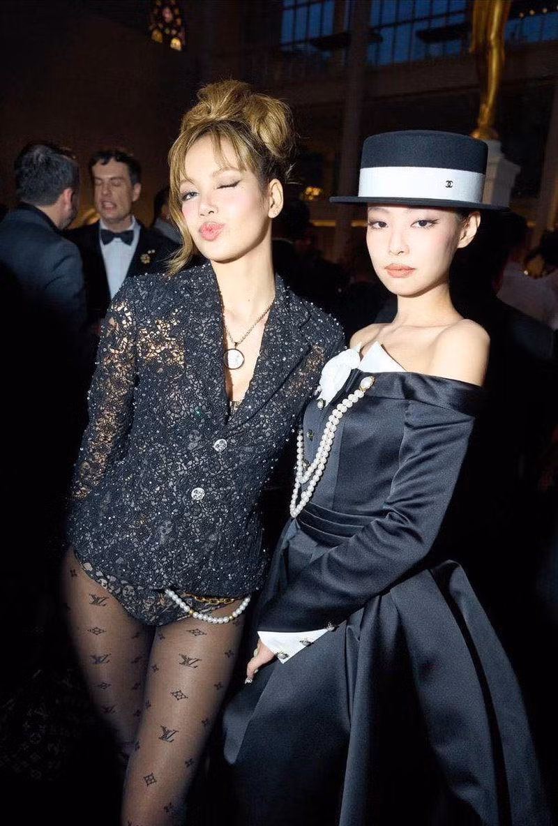 Jennie hội ngộ cùng Lisa tại Met Gala 2025. met-gala-10.jpg