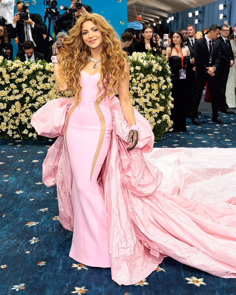 Sakira xinh đẹp và ngọt ngào như một nàng công chúa trong mẫu váy màu hồng nổi bật. met-gala-03.jpg