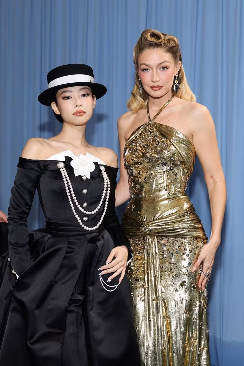 Gigi Hadid nổi bật trong mẫu váy cổ yếm ôm sát, có màu sắc nổi bật. Cô nàng đã có màn đọ sắc bất phân thắng bại cùng Jennie (BLACKPINK). met-gala-8.jpg