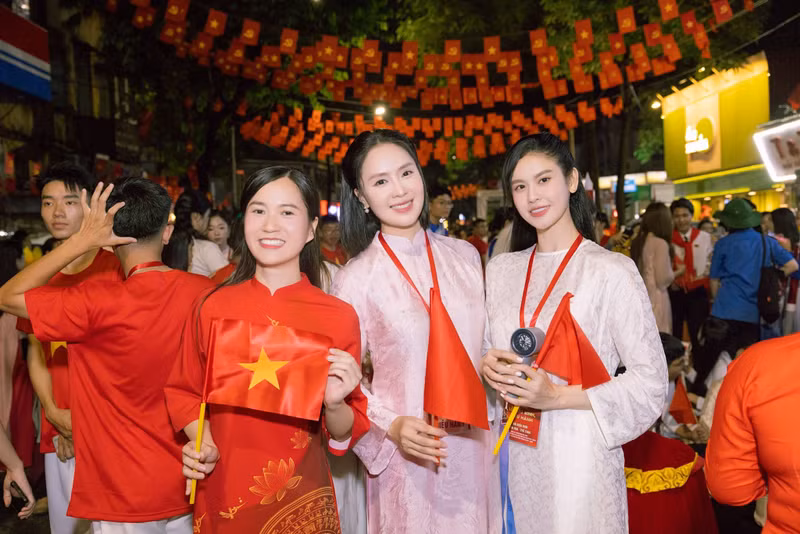 Không chỉ ghi dấu ấn bởi ngoại hình nổi bật, Hồng Diễm còn là một trong những gương mặt quen thuộc và được yêu thích trên màn ảnh nhỏ Việt Nam. hong-diem-7.jpg