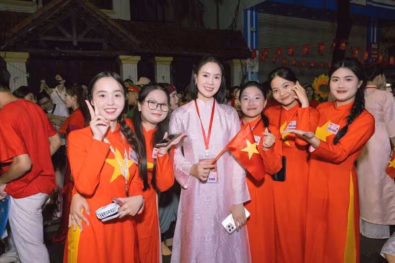 Bên cạnh sự nghiệp diễn xuất, cô gây ấn tượng bởi đời tư kín tiếng, không ồn ào. Hồng Diễm lựa chọn giữ gìn hình ảnh nhẹ nhàng, thanh lịch và nói không với scandal trong suốt nhiều năm hoạt động nghệ thuật. hong-diem-10.jpg