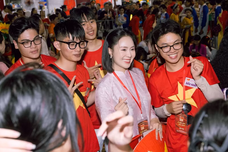 Đây cũng chính là một trong những yếu tố giúp cô trở thành biểu tượng của vẻ đẹp chuẩn mực và bền bỉ trong lòng công chúng. hong-diem-9.jpg
