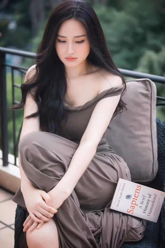 Mới đây, Hoa hậu Việt Nam 2006 đã liên tục chia sẻ hình ảnh cá nhân hay những dòng trạng thái gây tò mò. mai phương thúy 2.jpg