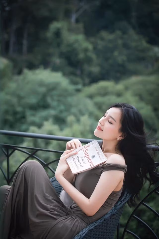 Đặc biệt, nàng hậu sinh năm 1988 gây ấn tượng mạnh khi đăng tải những bức ảnh cận mặt khoe nhan sắc xinh đẹp, thần sắc tươi tắn. mai phương thúy 3.jpg