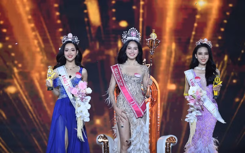 Vượt qua nhiều thí sinh, Thanh Thủy đã xuất sắc đăng quang Hoa hậu Việt Nam 2022. Danh hiệu Á hậu 1, Á hậu 2 lần lượt thuộc Trịnh Thùy Linh và Lê Nguyễn Ngọc Hằng. hoa-hau-thanh-thuy-10.jpg