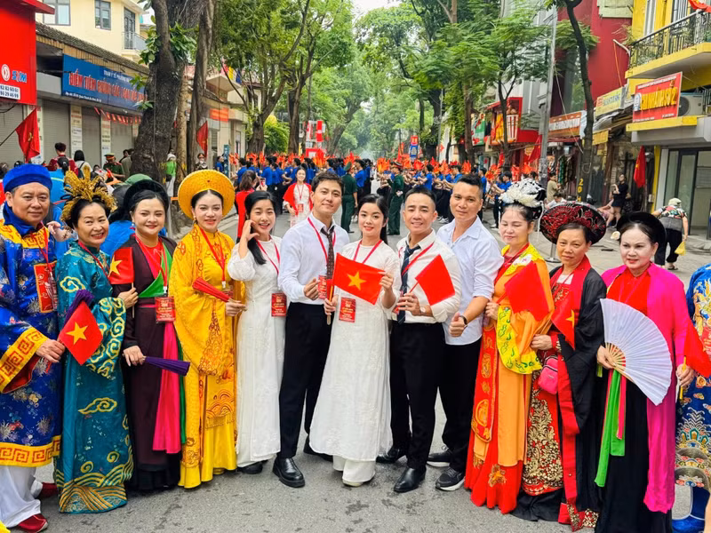 Buổi tổng hợp luyện diễu hành chuẩn bị cho đại lễ kỷ niệm 80 năm Cách mạng tháng Tám và Quốc khánh 2/9 là dịp để nhìn lại vai trò của nghệ sĩ trong việc gìn giữ và phát huy giá trị truyền thống. dieu-hanh-7.jpg