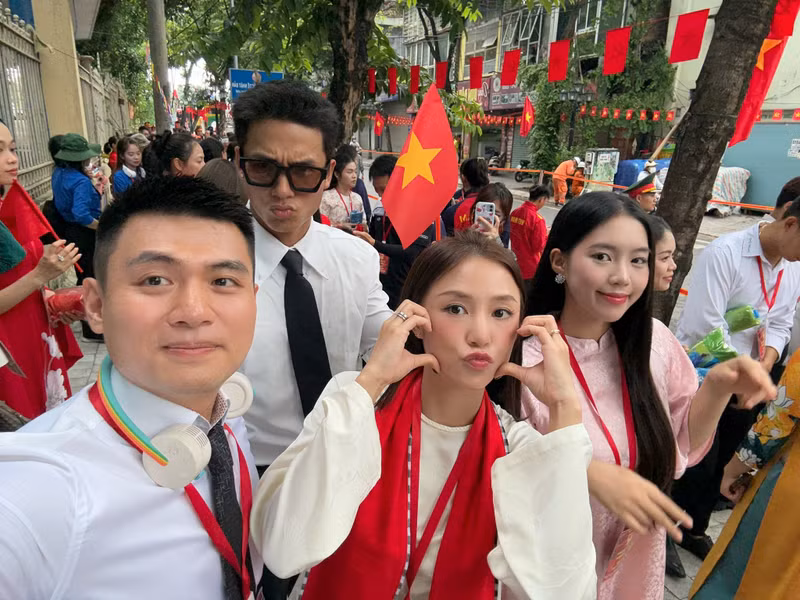 Dù còn trẻ tuổi, nhưng họ thể hiện rõ sự nghiêm túc, chỉn chu và tự hào khi được góp mặt trong một sự kiện lớn mang tầm vóc quốc gia. dieu-hanh-2.jpg