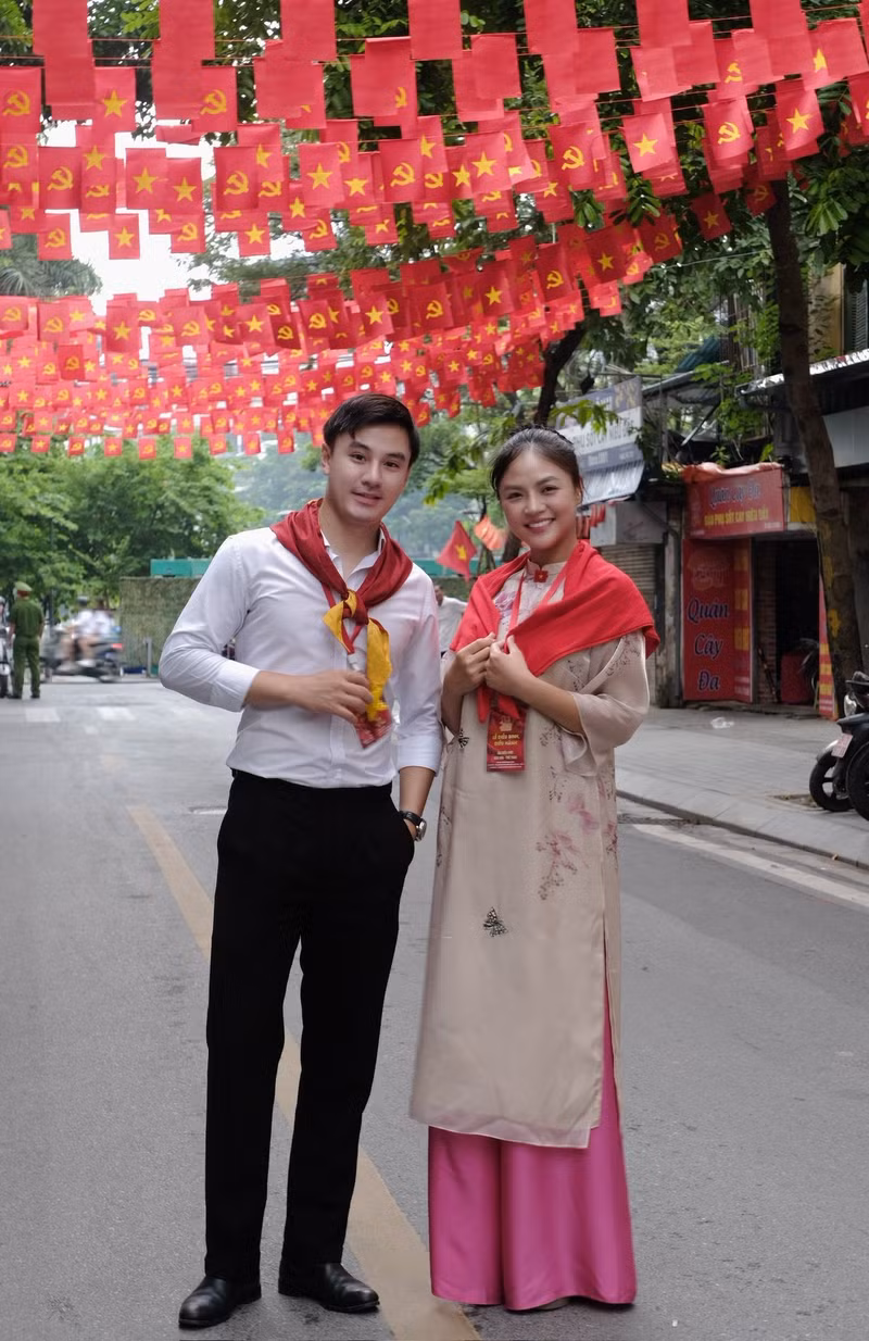 Dưới ánh nắng sớm mùa thu Hà Nội, từng hàng áo dài đỏ, trắng tung bay trong gió, từng lá quốc kỳ phấp phới như tiếp thêm niềm tin và hy vọng vào một tương lai đoàn kết, phát triển của đất nước. dieu-hanh-12.jpg