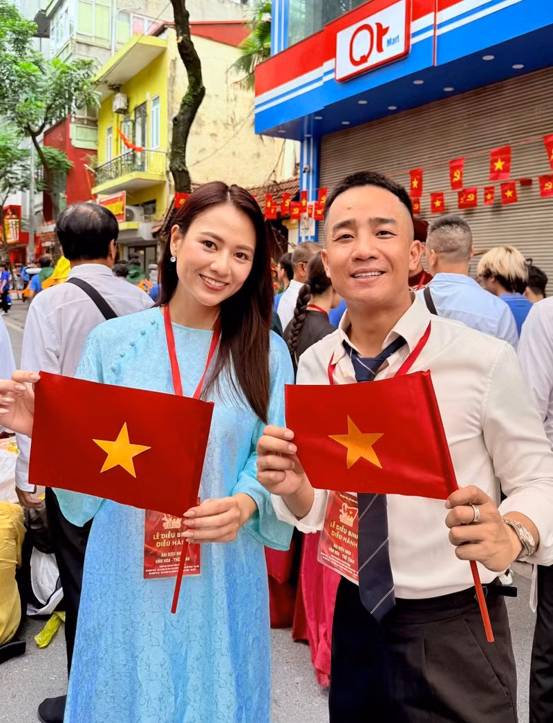 Sự hiện diện của dàn nghệ sĩ nổi tiếng không chỉ thu hút sự chú ý từ công chúng mà còn truyền đi thông điệp về sự gắn kết giữa nghệ thuật và lòng yêu nước. dieu-hanh-6.jpg