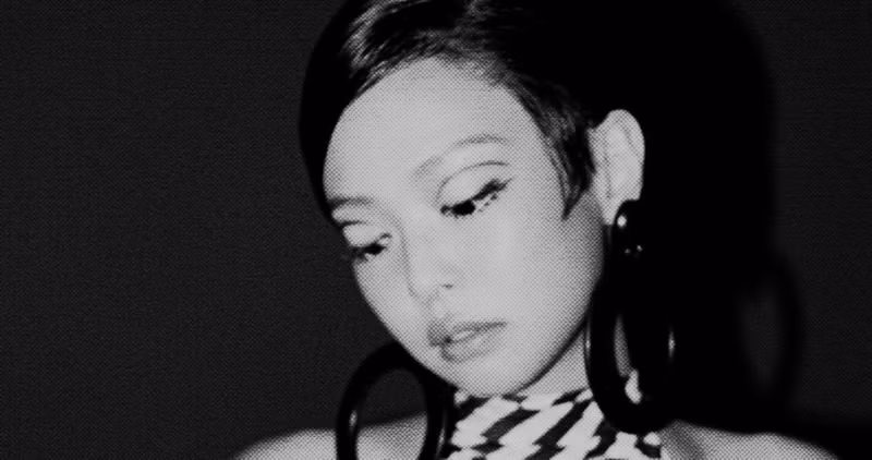 Jennie (BLACKPINK) từ lâu đã được mệnh danh là “biểu tượng thời trang” của K-pop khi luôn biết cách làm mới hình ảnh và tạo nên xu hướng mỗi lần xuất hiện. jennie-6.jpg