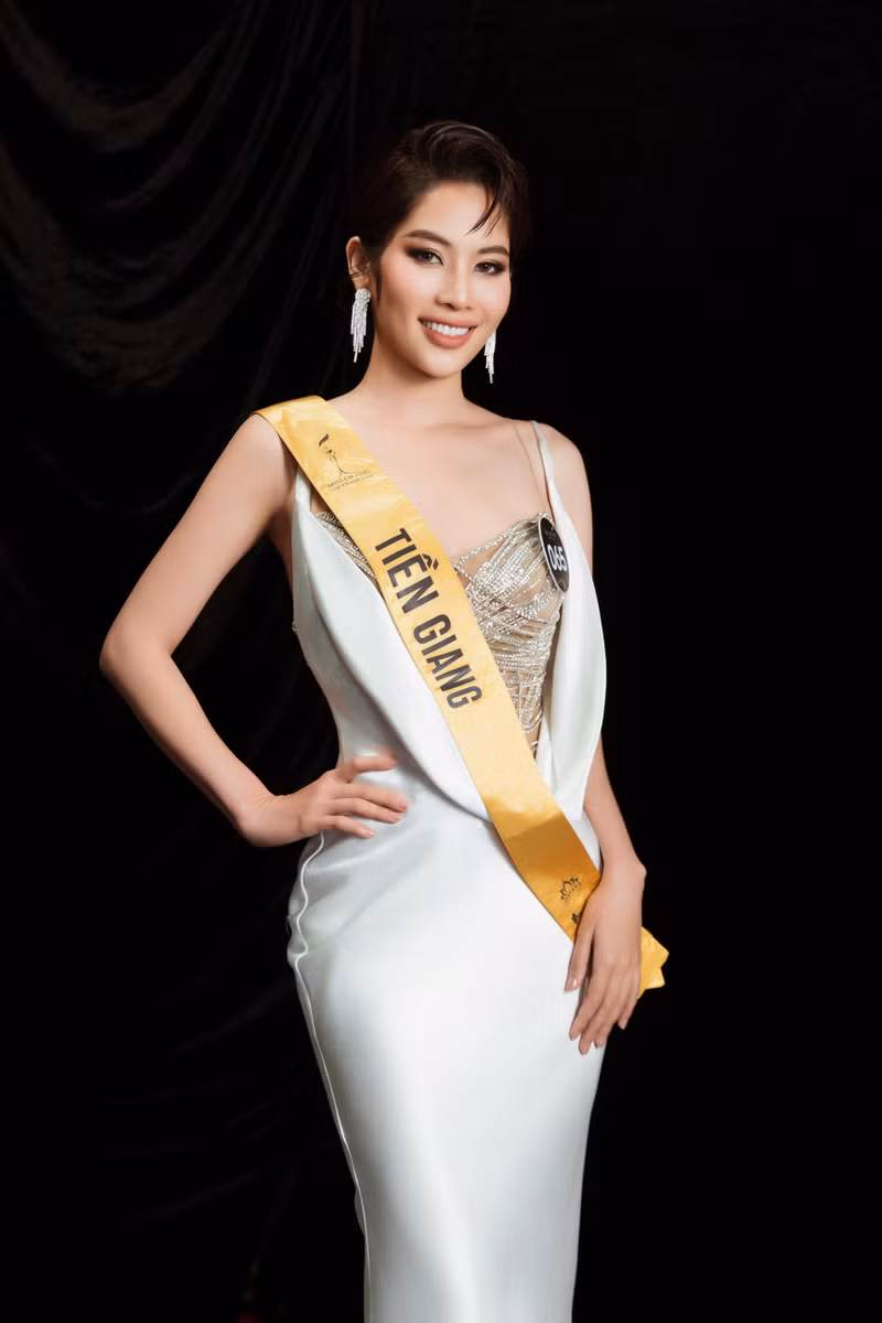 Tại nhà chung, chị em song sinh của Nam Em là Nam Anh nhận phòng cùng Bùi Lý Thiên Hương. Nam Anh và Thiên Hương cũng từng tham gia một số cuộc thi sắc đẹp. Nguyễn Thị Lệ Nam.jpg