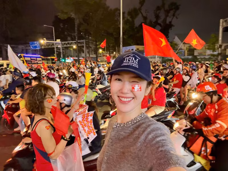 Nữ diễn viên Thuý Ngân hòa mình cùng dòng người để có một đêm tuyệt vời. sao-viet-4.jpg