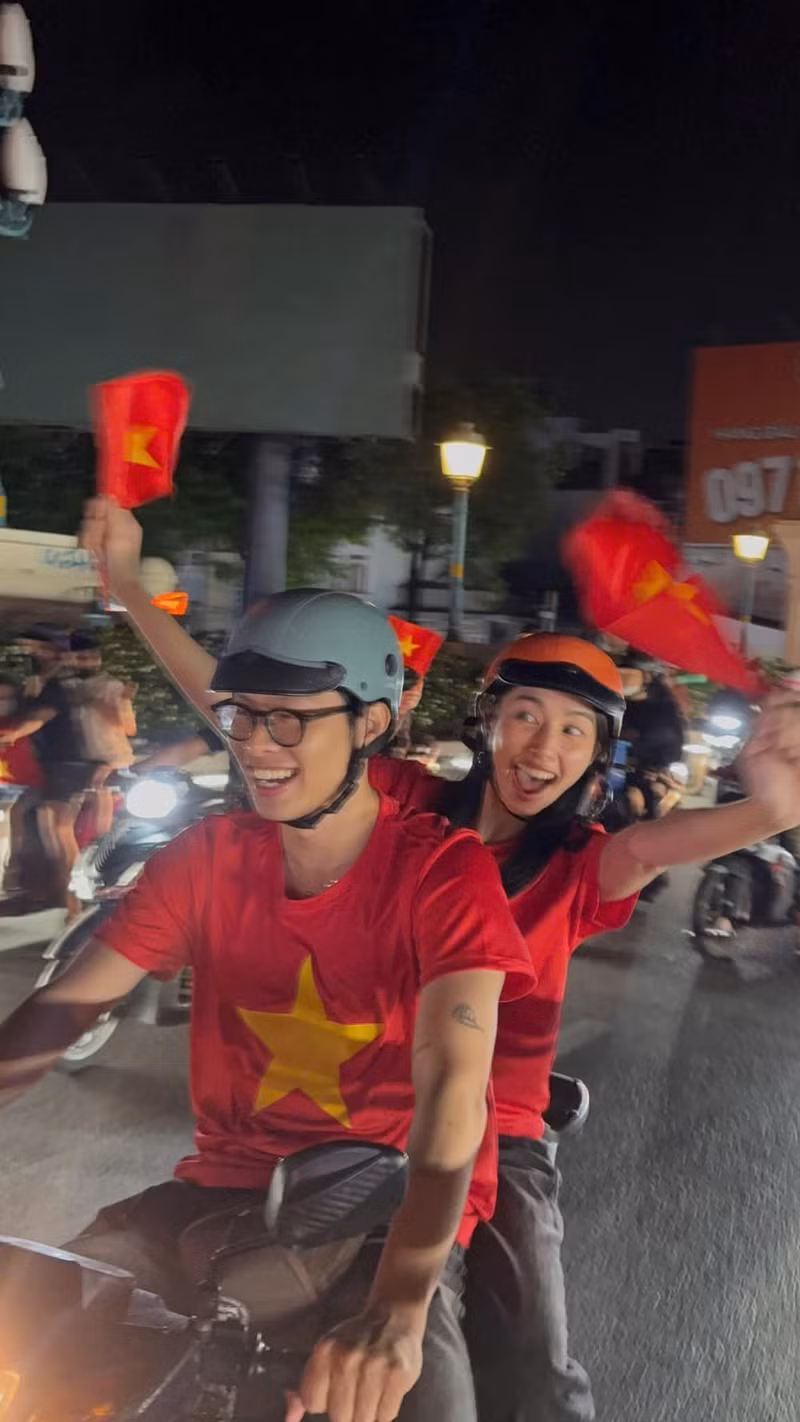 Sau chiến thắng nức lòng người hâm mộ, tại quê nhà rất đông người dân đã đổ ra đường “đi bão” để ăn mừng thành tích vang dội của đội tuyển. sao-viet-11.jpg